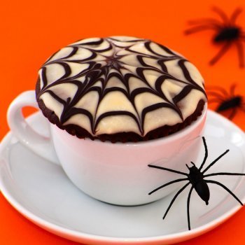 Muffins de chocolate con telaraña de chocolate para Halloween