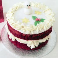 Red Velvet navideña. Tarta roja y blanca para Navidad