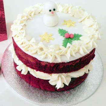 Red Velvet navideña. Tarta roja y blanca para Navidad y Nochevieja