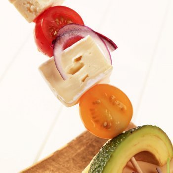 Banderillas de tomate, queso y aguacate. Receta de entrante