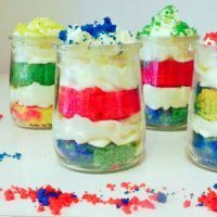 Vasos con magdalenas de colores. Receta de Carnaval