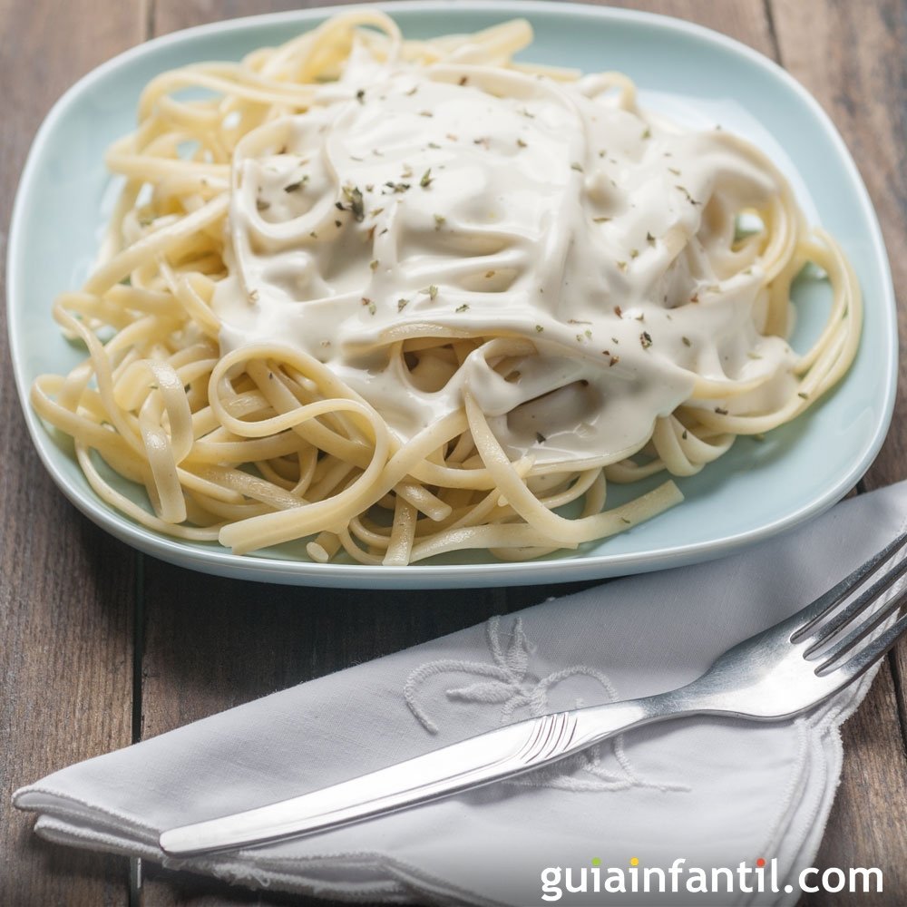 Espaguetis a los tres quesos. Recetas rápidas de pasta