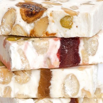 Turrón de mazapán con uvas y ciruelas
