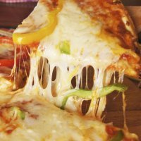 Pizza de masa casera y rellena de verduras