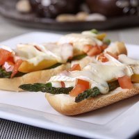 Tosta crujiente de jamón, queso y espárragos trigueros