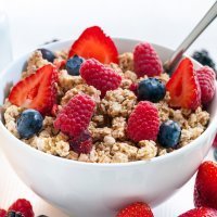 Muesli con frutos rojos para un desayuno completo