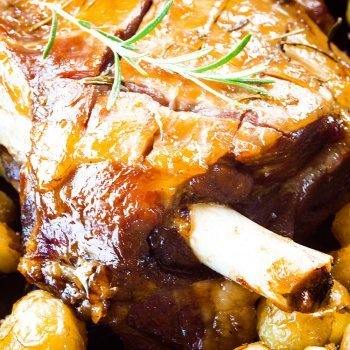 Pierna de cordero aromática al horno