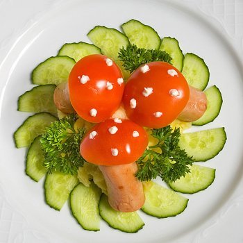 Ensalada divertida con tomates cherry y salchichas