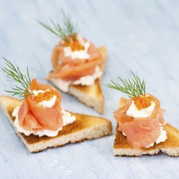 Canapé de salmón y caviar