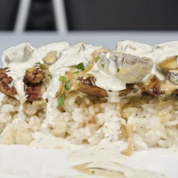 Arroz con pollo y salsa de queso suave