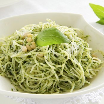 Espaguetis con salsa pesto