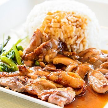 Pollo en salsa de cebolla y pimentón