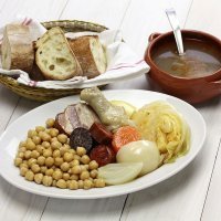 Cocido madrileño al estilo tradicional. Receta española