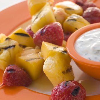 Brochetas de fruta caramelizadas