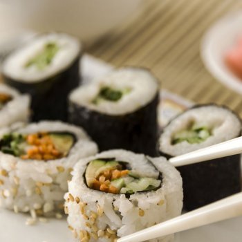 Sushi de salmón, receta fácil para hacer en casa