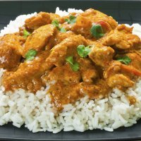 Arroz con pollo al curry. Cocina hindú para niños