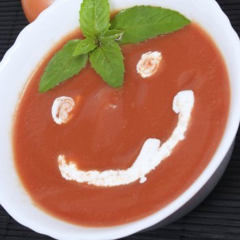 Sopa de tomate divertida