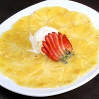 Carpaccio de piña refrescante con helado