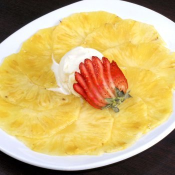 Carpaccio de piña refrescante con helado