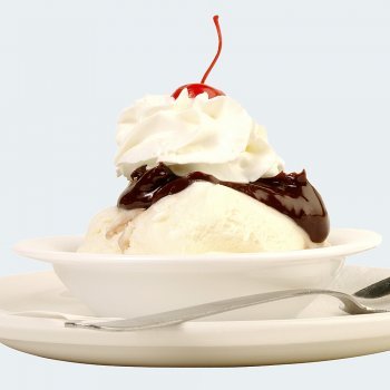 Helado o sundae casero de vainilla con chocolate
