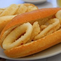 Bocadillo de calamares. Receta típica de Madrid