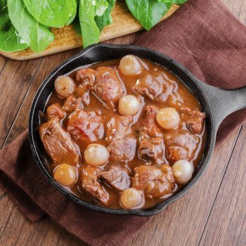 Manitas de cerdo con tomate. Receta tradicional para Carnaval