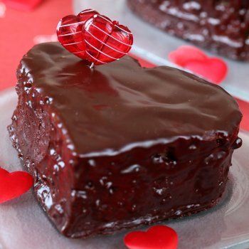 Bizcocho de corazón con chocolate y mermelada para San Valentín