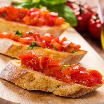 Tosta de pan integral con tomate a las finas hierbas