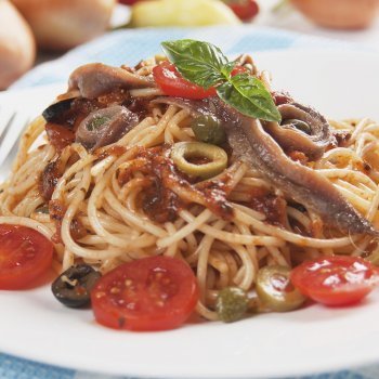 Espaguetis con anchoas y tomate