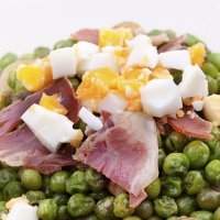 Guisantes con jamón y huevo. Receta ligera para niños