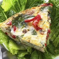 Tortilla de espinacas, pimiento y queso. Receta ligera y nutritiva