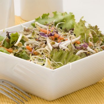 Ensalada verde con brotes de soja y manzana