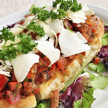 Tosta de pan sin gluten con verduras