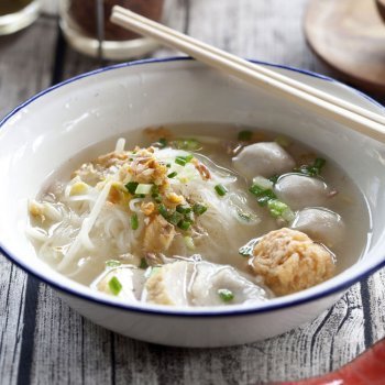 Sopa de fideos y pescado