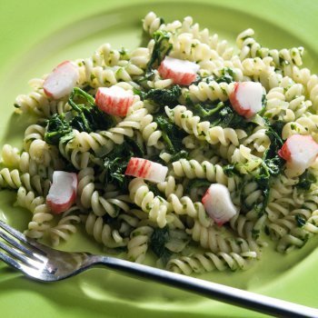 Espirales de pasta con espinacas y cangrejo