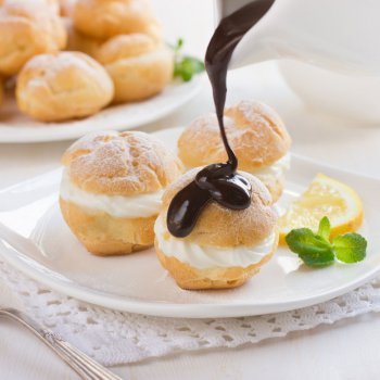 Profiteroles de nata y chocolate, dulce tradicional