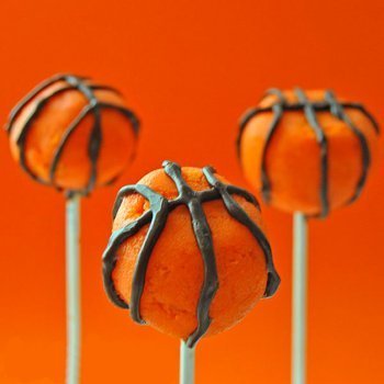 Cakepops de baloncesto con chocolate y naranja
