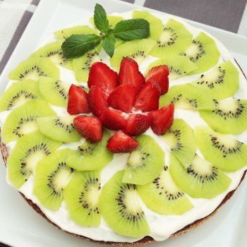 Carpaccio de fresa y kiwi. Merienda y postre de primavera para los niños