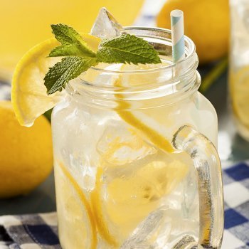 Limonada casera. Bebida refrescante para niños