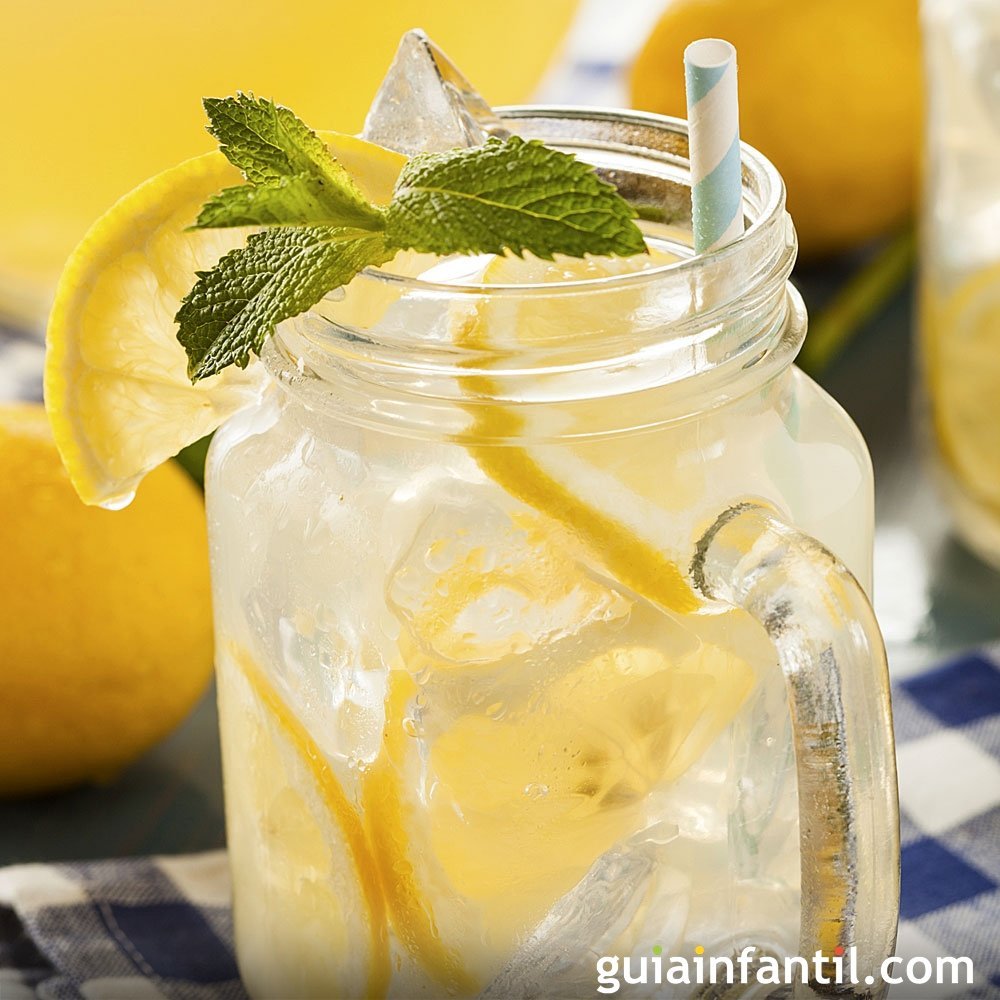 Limonada casera. Bebida refrescante para niños