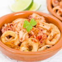 Calamares encebollados. Platos tradicionales para los niños