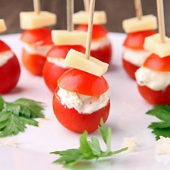 Pinchos de tomates cherry a los dos quesos