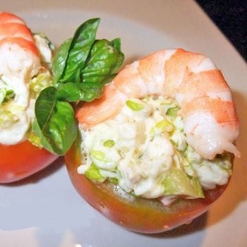 Tomates rellenos con langostinos y mayonesa