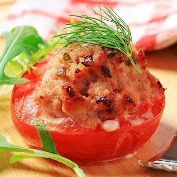 Tomates asados rellenos con carne y verdura
