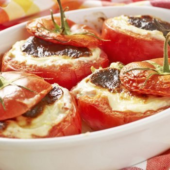 Tomate relleno de huevo y patata, aperitivo para niños