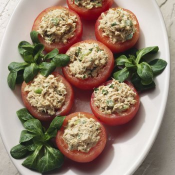 Tomates rellenos de atún y albahaca, receta rápida
