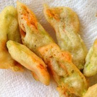 Flores de calabacín fritas. Recetas con flores para los niños