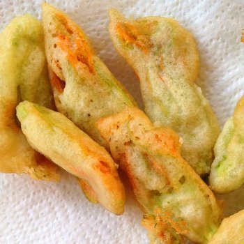 Flores de calabacín fritas. Recetas con flores para los niños
