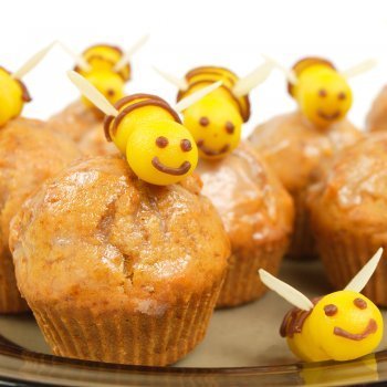 Magdalenas de miel con abeja de mazapán