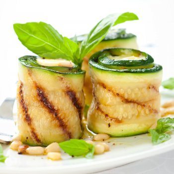 Rollitos de calabacín y queso. Aperitivo fácil